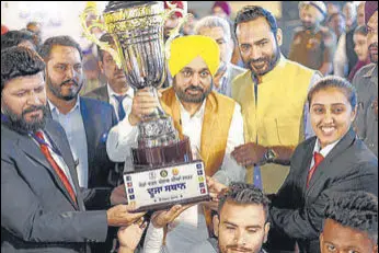  ?? HT PHOTO ?? CM Bhagwant Mann giving away a trophy to players at the closing ceremony of Khedan Vatan Punjab Diyan in Ludhiana on Thursday. Cash prizes worth ₹6.85 crore were transferre­d into the accounts of 9,961 sportspers­ons who won medals in the state-level games.