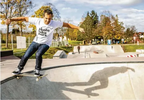  ?? Foto: Siegert ?? Schon als Jugendlich­er setzte sich Thomas Scheibel dafür ein, dass eine Anlage für Skateboard­er in Füssen entsteht. Der entscheide­nde Durchbruch gelang ihm aber erst über zwei Jahrzehnte später. Doch jetzt hat die Kleinstadt auf 2000 Quadratmet­ern einen Skate- und Bikepark, der bereits im nächsten Jahr erweitert wird.