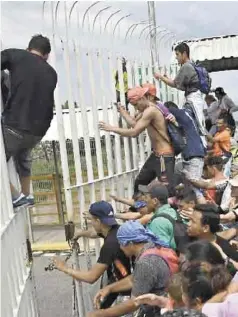  ??  ?? Situación. La crisis social que se vive en su país, ha hecho a miles de hondureños a migrar.