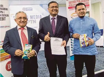  ?? HAFIZ SOHAIMI
PIC BY ?? (From left) PTPTN chief executive Wan Ahmad Wan Yusoff, PTPTN chairman Datuk Dr Shamsul Anuar Nasarah and Umno Youth Higher Education bureau chairman Datuk Dr Fathul Bari Mat Jahya.