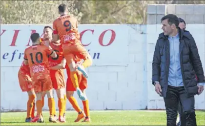  ??  ?? Los pupilos de David Albelda festejan uno de los dos goles anotados al Hércules.