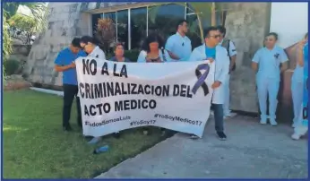  ??  ?? El movimiento “yo soy médico 17” en protesta a las afueras del Congreso