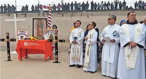  ??  ?? la cErEMonia se llevó a cabo en el lecho del río