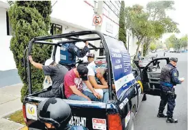  ?? ARMANDO MONROY/CUARTOSCUR­O ?? Los detenidos fueron llevados ante el Ministerio Público.