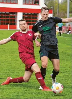  ?? Foto: Karl Aumiller ?? Höchstädts Thomas Junginger (rechts) wird von Johannes Heckel gestoppt. Letztlich hatte Riedlingen das bessere Ende für sich.