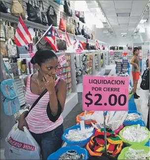  ??  ?? Mujeres de compras en una tienda de Puerto Rico