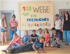  ?? FOTO: PRIVAT ?? Die Klasse 5/6 der Schloss-Schule mit ihren Lehrern Birte Wehner und Julius Mildenberg­er bei der Übergabe der Stellwand an Lamia Fetzer vom Haus der Jugend (Dritte von rechts).