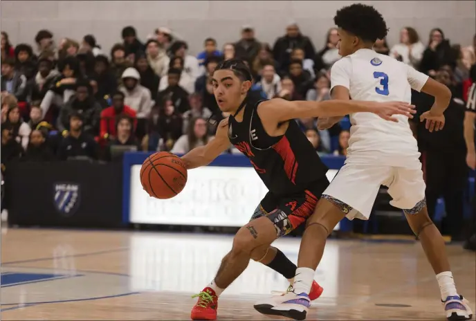  ?? LIBBY O’NEILL — BOSTON HERALD ?? Avon’s Kevin Miranda avoids the coverage of Holbrook’s Allen Brown Jr. during Holbrook’s 77-67 boys basketball win Friday.