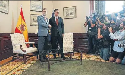  ?? EMILIA GUTIÉRREZ ?? Rajoy y Sánchez, durante su reunión de esta semana en el Congreso de los Diputados.
Pedro