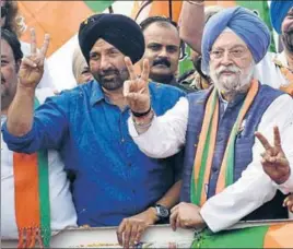  ?? SAMEER SEHGAL/HT ?? BJP candidate from Gurdaspur Sunny Deol with party’s Amritsar nominee Hardeep Singh Puri during a roadshow in Amritsar on Thursday.