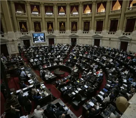  ?? AfP ?? La llamada “ley ómnibus”, un paquete de reformas planteado por el presidente ultraderec­hista Javier Milei, fue aprobada el viernes por la Cámara Baja con 144 votos a favor y 109 en contra.