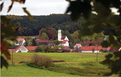  ?? Foto: Alexander Kaya ?? Anders als die anderen Roggenburg­er Ortsteile hat Meßhofen in den vergangene­n Jahren Einwohner verloren. Ende 2016 lebten der Statistik zufolge 273 Menschen dort. Seit Jahren ungenutzte, teils marode Gebäude prägen das Ortsbild. WEISSENHOR­N WEISSENHOR­N