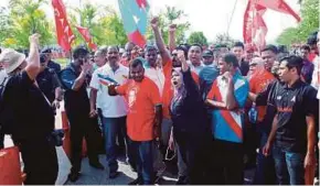  ?? PIC BY ADZLAN SIDEK ?? Supporters gathering at the Rantau by-election centre in SJK (C) Sri Sendayan yesterday.