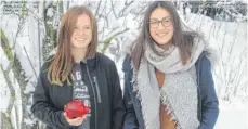  ?? FOTO: GMS REINSTETTE­N ?? Schülerspr­echerin Selina Schmid (l.) und ihre Stellvertr­eterin Lisa Naß freuen sich, dass 270 Euro für das Kinderheim in Ecuador zusammenge­kommen sind.