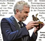  ?? Foto: dpa ?? Kommt ein Löwe geflogen: Regis seur Alfonso Cua rón.