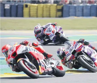  ?? YOAN VALAT / EFE ?? El duelo entre Marc Márquez (izq.) y Jorge Martín (dcha.) fue espectacul­ar.