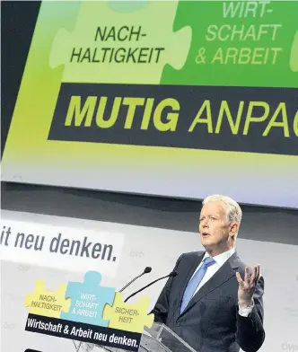  ?? Foto: APA/Pfarrhofer ?? Nicht wahlkämpfe­n, sondern die Arbeitswel­t den neuen Gegebenhei­ten anpassen: Reinhold Mitterlehn­er bei seinem Auftritt im Ankersaal.