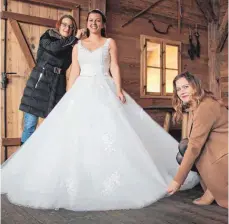  ?? FOTO: CORINNA KONZETT ?? So wie Model Sarah Schneider möchte jede Frau im Brautkleid strahlen. Die aktuellen Hochzeitst­rends zeigen unter anderem Nicola Bensing (links) und Agnette Heil (rechts).