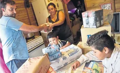  ?? (JAVIER FERREYRA) ?? Compras comunitari­as. Los Almirón adquieren en cantidad con otras familias para abaratar costos.