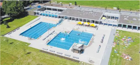  ?? FOTO: FELIX KAESTLE ?? Das neue See- und Freibad in Fischbach: Die Besetzung auch dieses Bades mit Fachperson­al für den Bäderbetri­eb ist für die Stadt alles andere als ein Kinderspie­l.