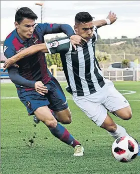  ?? FOTO: NÚRIA MARGUÍ ?? Pau Miguélez El jugador del Peralada hizo los dos goles ante el At. Levante