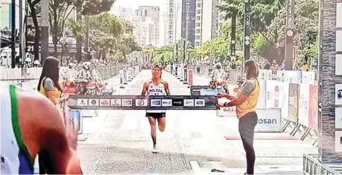  ?? ?? HISTÓRICO: El maratonist­a orureño cruza la meta en Sao Paulo en tercer lugar.