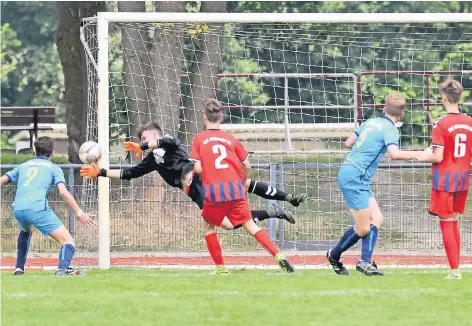  ?? FOTO: NORBERT PRÜMENHIER ?? Hier verhindert der Uerdinger Torwart im Kreispokal-Endspiel der C-Junioren gegen den SC Union Nettetal einen weiteren Treffer. Das Team aus den Grenzland setzte sich am Ende mit 2:0 durch.