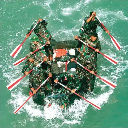  ?? AHMAD KHUSAINI/JAWA POS ?? SATU KOMANDO: Atlet dayung perahu karet Brigade Infanteri 2 Marinir saat uji coba di Selat Madura kemarin.