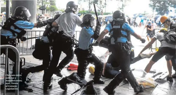  ??  ?? Choques entre policías y manifestan­tes, ayer, frente al Consejo Legislativ­o
