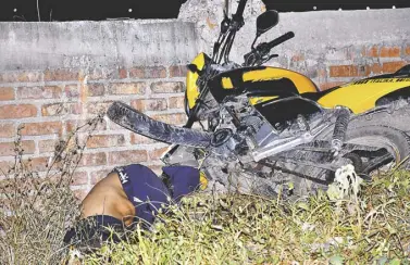  ??  ?? Muere hombretras impactar su motociclet­a contra una barda sobre avenida Aeropuerto.