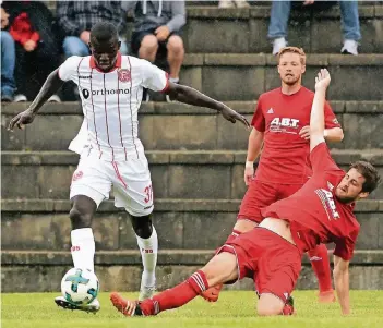  ?? FOTO: CHRISTOF WOLFF ?? Ihlas Bebou (links, im 6:1 gewonnenen Testspiel gegen Eisbachtal) muss bald eine Entscheidu­ng treffen.