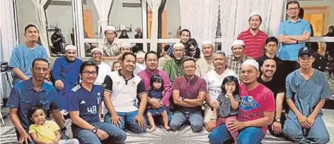  ??  ?? BERSAMA rakyat Malaysia selepas majlis berbuka puasa di Kedutaan Besar Malaysia di Abu Dhabi.