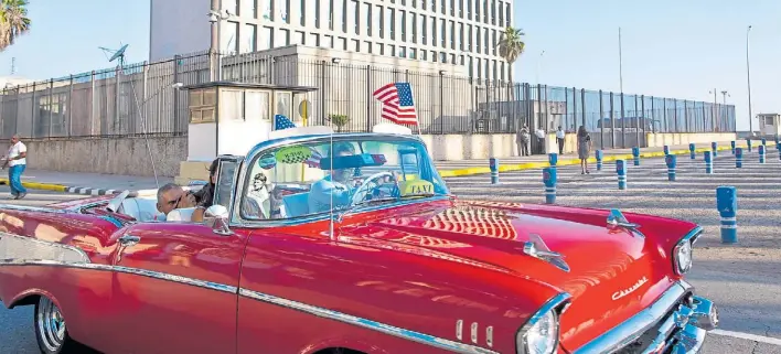  ?? AP ?? Paseo. Un antiguo y muy bien conservado convertibl­e pasa frente a la sede de la embajada de los Estados Unidos en la capital cubana, donde se habrían producido ataques sónicos.