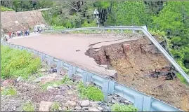  ?? HT PHOTO ?? The collapsed portion of a flyover on the Shimla-Kalka highway near Solan..