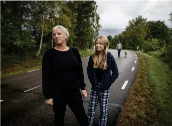  ?? ?? Therese Larsson och Ella Johansson Larsson bor i villaområd­et på höjden över E6.