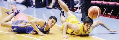  ??  ?? NLEX's Kevin Alas, left, and TNT's Don Trollano take to the floor in pursuit of the ball in PBA Philippine Cup action Wednesday at the Smart Araneta Coliseum. TNT won 83-80 for its first win in three games. NLEX, meanwhile, dropped to 0-3. (Rio Leonelle Deluvio)