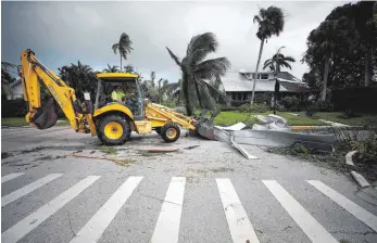  ?? FOTO: AFP ?? Aufräumarb­eiten in Naples an der Ostküste von Florida: Dort war eine Sturmböe mit 229 Stundenkil­ometern gemessen worden.