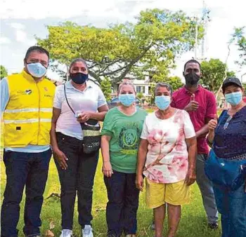  ?? EMRU ?? El gerente de la Emru, Yecid Cruz, con miembros y líderes de la comuna 14, en el oriente de Cali.