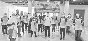  ??  ?? AJK: Ag Rozlan (tengah) bersama barisan guru SMK Taman Perumahan Bedaun yang bertugas sebagai AJK Kempen Derma Darah 2021.