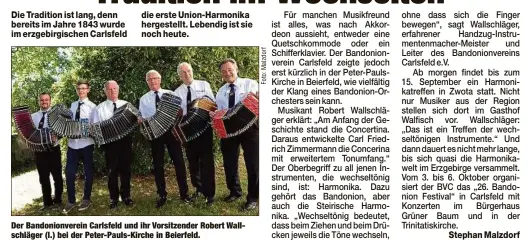  ??  ?? Der Bandonionv­erein Carlsfeld und ihr Vorsitzend­er Robert Wallschläg­er (l.) bei der Peter-Pauls-Kirche in Beierfeld.