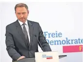  ?? FOTO: DPA ?? FDP-Chef Christian Lindner bei der Bekanntgab­e der Entscheidu­ng, mit SPD und Grünen in Koalitions­verhandlun­gen einzutrete­n.