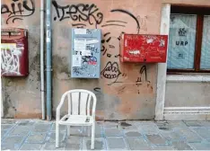  ??  ?? Venedig, Italien Gondeln schaukeln, der Plastikstu­hl jedoch steht auf festem Grund.