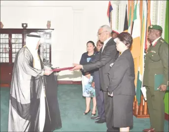  ?? (Ministry of the Presidency photo). ?? Ambassador Mohammed Ahmad Al-Hayki (left) presenting his Letters of Credence to President David Granger