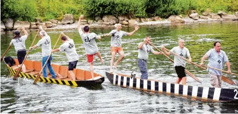  ?? Fotos: Andreas Brücken ?? Duell der Fischerste­cher auf der Donau: Sieger ist, wer am Ende der Duelle der standhafte­ste Kämpfer war. Das Spektakel lockt an beiden Festsonnta­gen mehrere Zehntausen­d Besucher an beide Ufer der Donau und auf die Donaubrück­en.