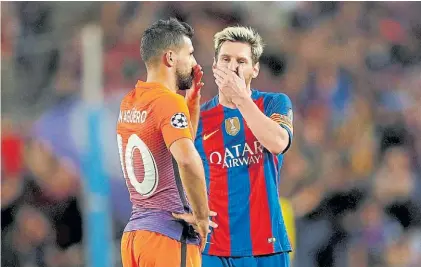 ??  ?? Muy amigos. Agüero y Messi se conocieron en la Selección Sub 20 en 2005 y siempre fueron muy unidos.