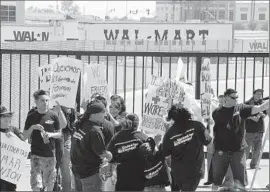  ?? Robyn Beck AFP/Getty Images ?? THE RULING could change operations of companies in a range of industries, such as Wal-Mart, which subcontrac­ts out warehouse work.