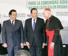  ??  ?? El gobernador Eruviel Ávila y representa­ntes de la Iglesia católica y de la comunidad judía acordaron la construcci­ón de la Plaza Ecuménica.