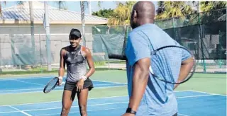  ?? AMY BETH BENNETT/STAFF PHOTOGRAPH­ER ?? Cori “Coco” Gauff, 14, talks with her father and coach, Corey Gauff, during a recent practice session at Pompey Park in Delray Beach.