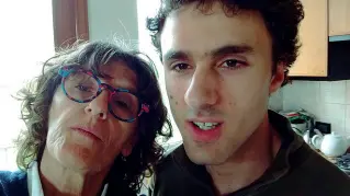  ??  ?? Lontani Emiliano Felizza, 22 anni, con la mamma Giancarla Toffano, che non vede dallo scorso 11 marzo