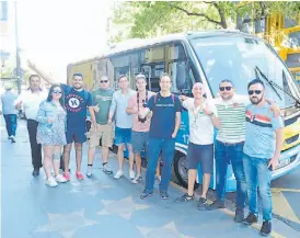  ??  ?? La salida. El grupo de turistas palpita sensacione­s apenas suben al bus